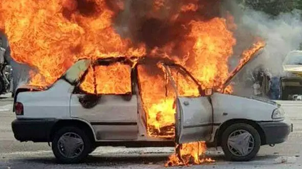 ببینید | لحظه آتش گرفتن یک پراید وسط پمپ بنزین