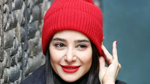 استایل شیک و ژست‌های «الناز حبیبی» در اکران فیلم سینمایی «عینک قرمز»