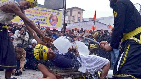 مراسم عجیب یخ شکستن روی شکم + عکس