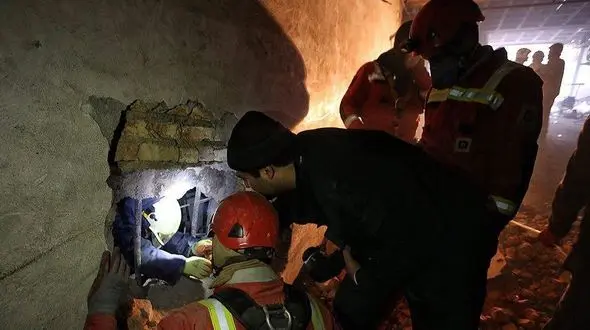 3 آتش نشان در موتورخانه پلاسکو زنده هستند / 4 عکاس و خبرنگار زیر آوارها دفن شدند 