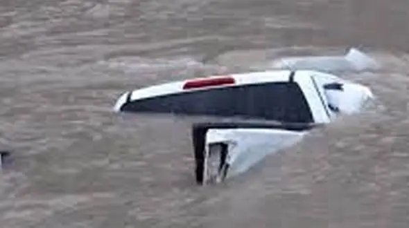 فیلم دلهره‌آور از پرتاب خودرو به داخل رودخانه / 4 نفر کشته و مصدوم شدند