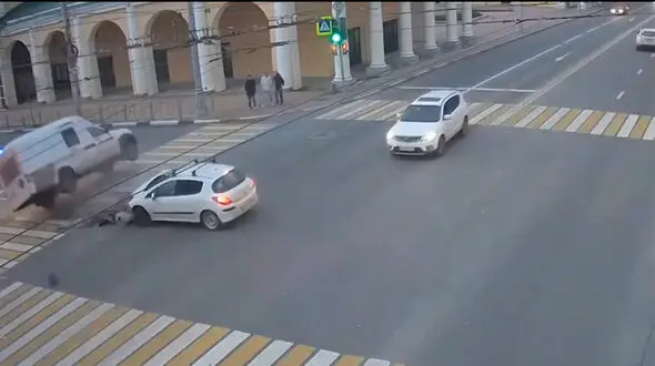 فیلم عجیب از واژگونی آمبولانس در مسیر امدادرسانی / ببینید