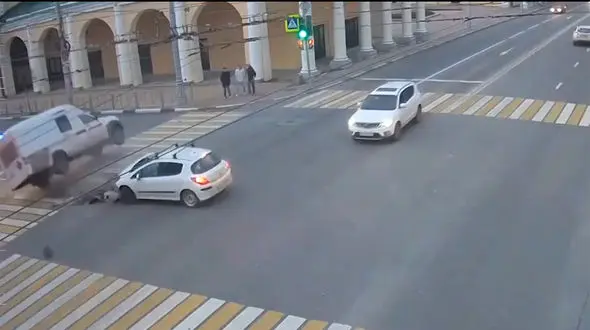 فیلم عجیب از واژگونی آمبولانس در مسیر امدادرسانی / ببینید