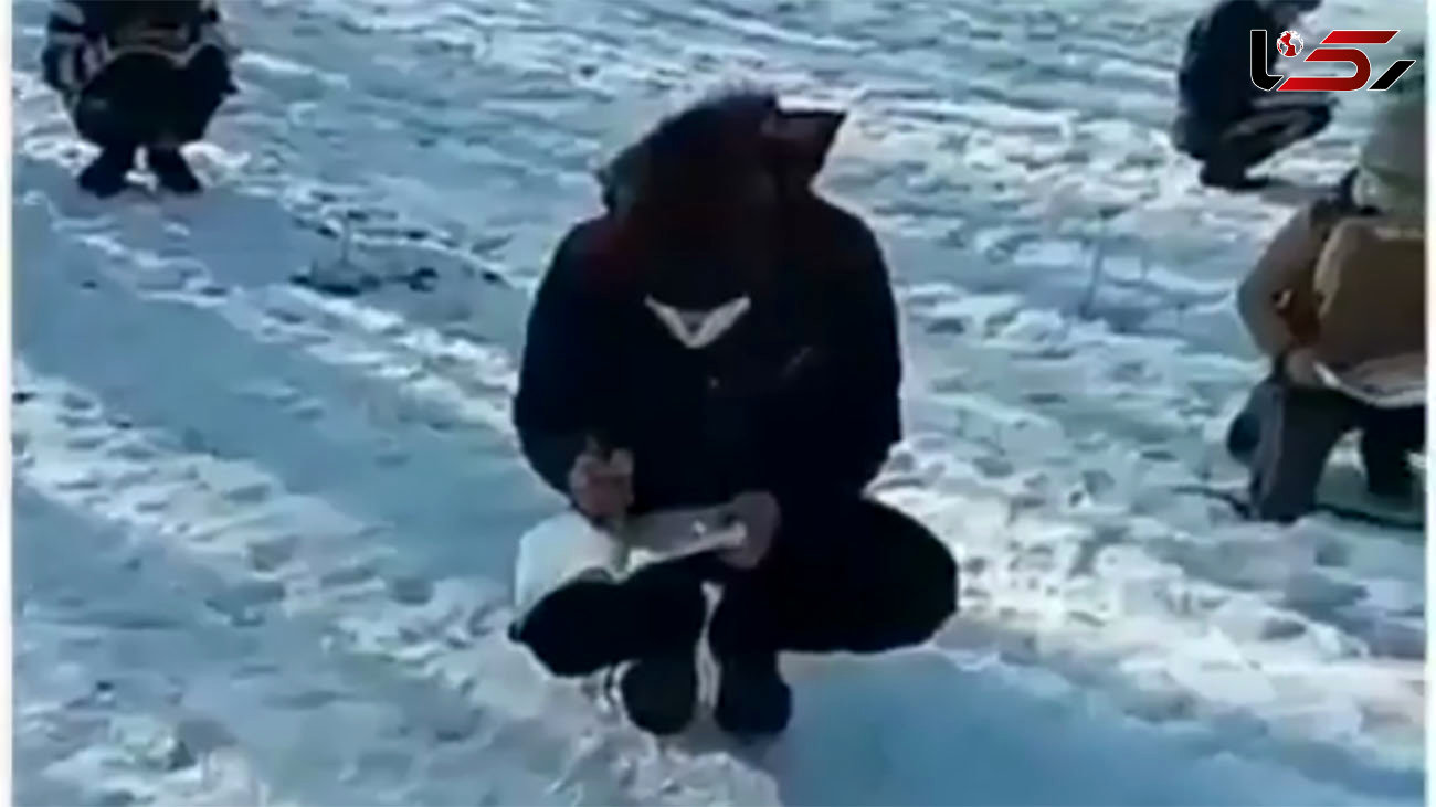 بچه های ابتدایی در سردترین  کلاس درس ایران / معلم و دانش آموزان روی برف نشستند! + فیلم