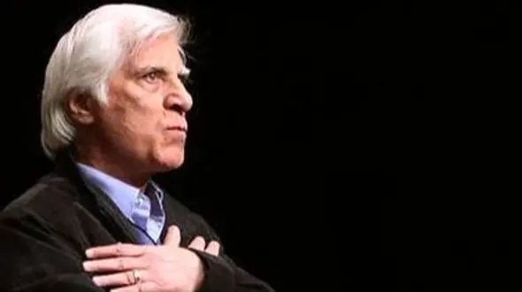 عکس/ نگاهی به میز عرای اصیل ایرانی بهرام بیضایی در آمریکا / از عکس های دوران جوانی اش تا ترمه ایرانی و گل های سفید رنگ !