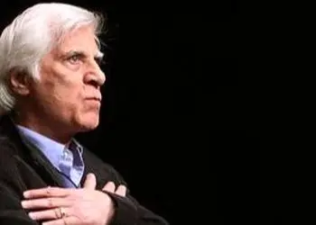 عکس/ نگاهی به میز عرای اصیل ایرانی بهرام بیضایی در آمریکا / از عکس های دوران جوانی اش تا ترمه ایرانی و گل های سفید رنگ !