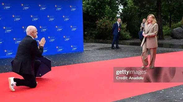 جنجال زانو زدن نخست‌وزیر آلبانی در مقابل خانم وزیر ایتالیایی! + فیلم