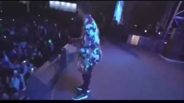 اتفاقی عجیب در یک کنسرت  / پرتاب ساعت به سمت خواننده!+ فیلم