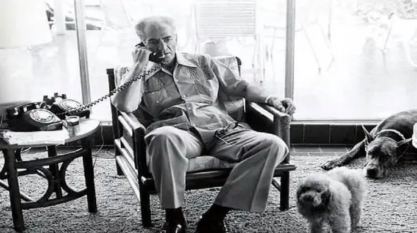 عکس / سفر به ایام قدیم  / نگاه پر از حسرت محمدرضا پهلوی به آلبوم عکس با چشم اشک آلود / سال 1359 بعد از انقلاب 