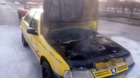یک تاکسی در ملایر آتش گرفت + عکس
