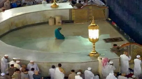 فیلم لحظه ای که یک مرد می‌خواست کعبه را آتش بزند !+عکس