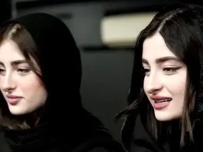 فیلم / سارا و نیکا استاد آموزش بازیگری شدند و کلاس بازیگری راه انداختند .../  غوره نشده مویز شدند ...