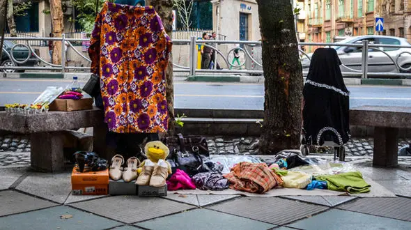 بررسی حضور دستفروشان در چهارراه ولی‌عصر