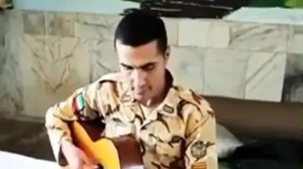 فیلم آواز جگرسوز /  سربازه یواشکی سازشو از رفیقش گرفت شروع کرد خوندن واسه عشق خوشگلش 