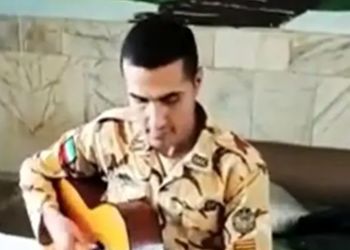 فیلم آواز جگرسوز /  سربازه یواشکی سازشو از رفیقش گرفت شروع کرد خوندن واسه عشق خوشگلش 
