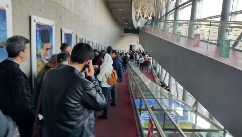 آغاز پرحاشیه جشنواره فیلم فجر ۴۴/ از نمایش فیلم‌ها تا بی‌نظمی در کاخ رسانه + عکس ها