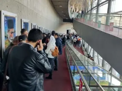 آغاز پرحاشیه جشنواره فیلم فجر ۴۴/ از نمایش فیلم‌ها تا بی‌نظمی در کاخ رسانه + عکس ها