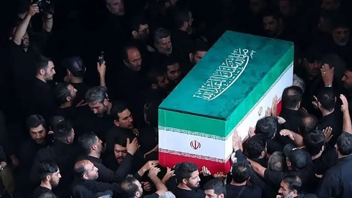 هواپیمای حامل پیکر رهبر شهید انقلاب در فرودگاه مشهد به زمین نشست