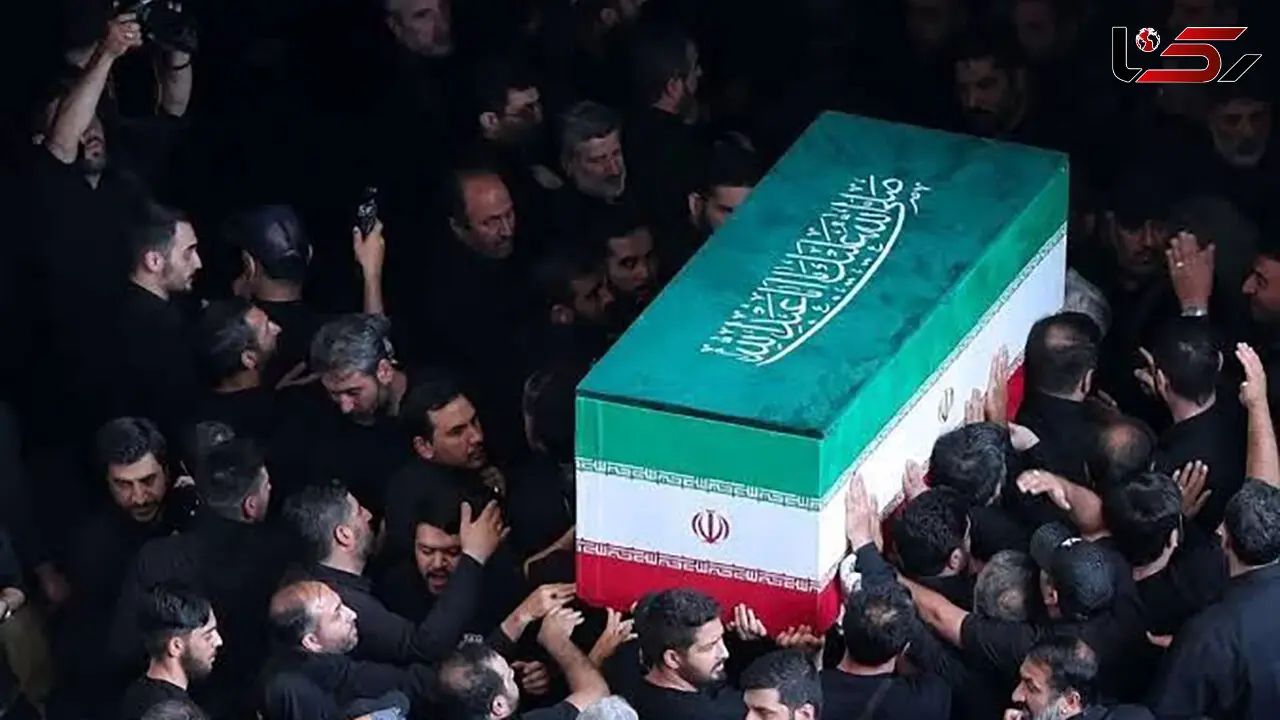 هواپیمای حامل پیکر رهبر شهید انقلاب در فرودگاه مشهد به زمین نشست