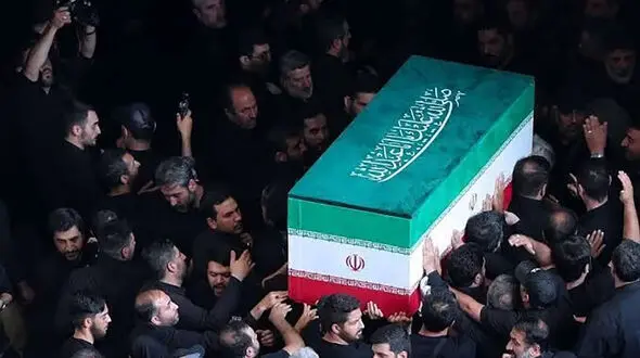 هواپیمای حامل پیکر رهبر شهید انقلاب در فرودگاه مشهد به زمین نشست