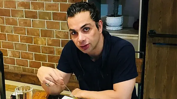 سوژه ترین استایل ایمان اشراقی در انگلیس/ لباس زنانه آقای بازیگر همه را شوکه کرد!