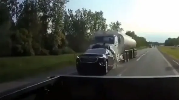 ببینید / لحظه هولناک له کردن خودروی شاسی بلند توسط تریلی وسط جاده!