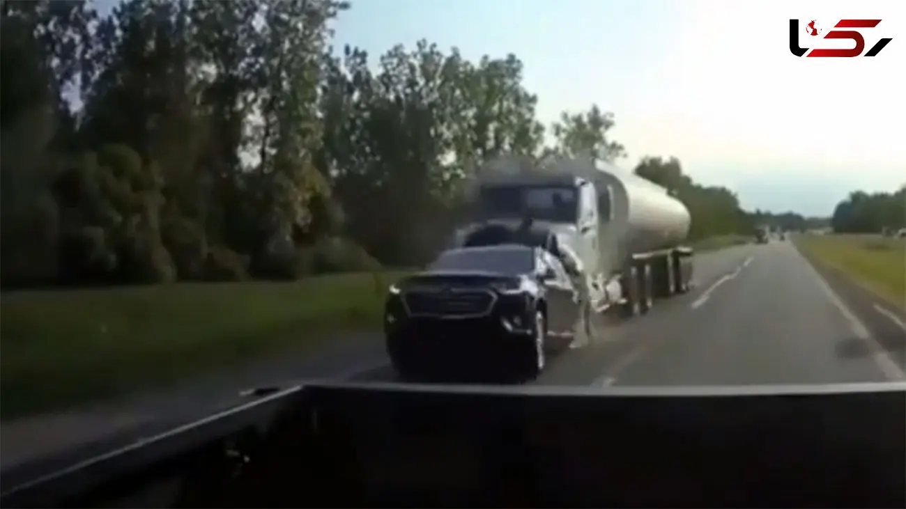 ببینید / لحظه هولناک له کردن خودروی شاسی بلند توسط تریلی وسط جاده!