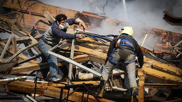 امیدهایی که کم‌رنگ می‌شوند؛ نفس‌های آتش‌نشانان زیر آوار به شماره افتاد 