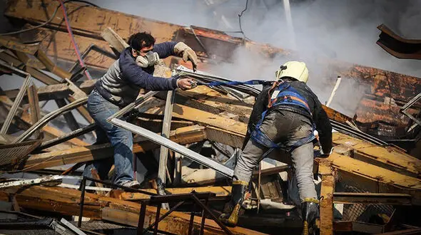 حادثه پلاسکو، چه بر سر بازار آورد؟ / قبل از ریزش ساختمان به مغازه داری اصرار کردم بیرون بیاید اما...