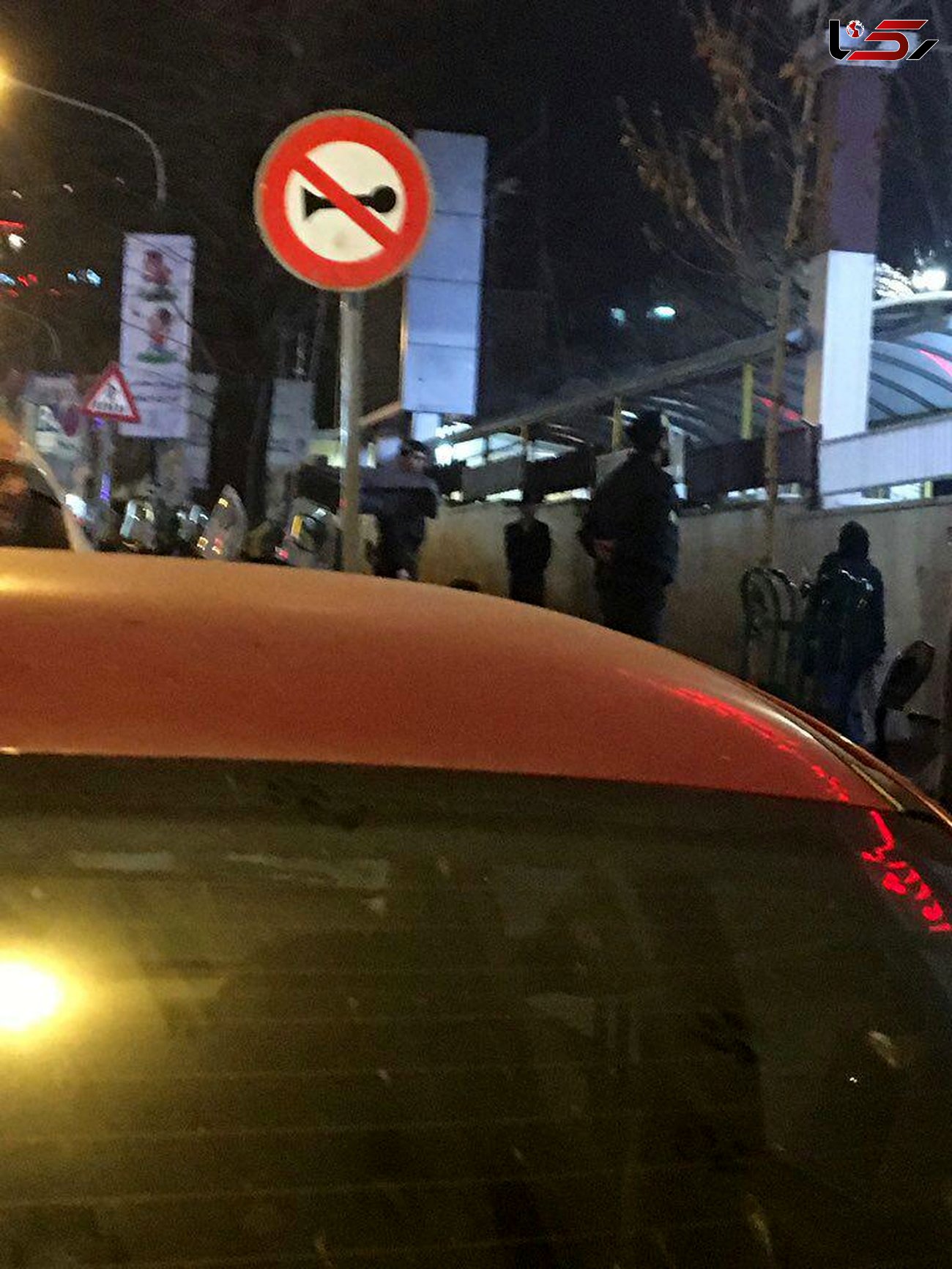 رییس جمهوری با چشمانی اشکبار  بیمارستان تجریش را ترک کرد+عکس مقابل بیمارستان