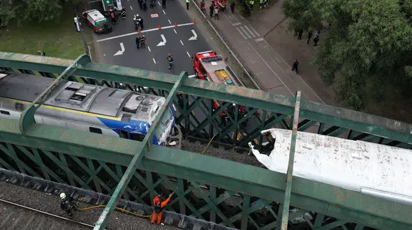 اولین تصاویر از سانحه ریلی در آرژانتین با ده‌ها زخمی!