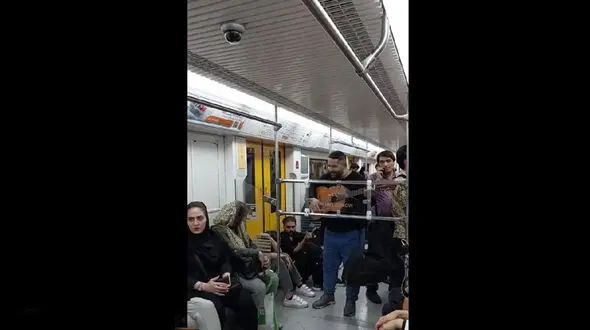 فیلم آوازخوانی محشر مسافر جوان در متروی تهران ! / ترانه مادر اشک همه را درآورد !