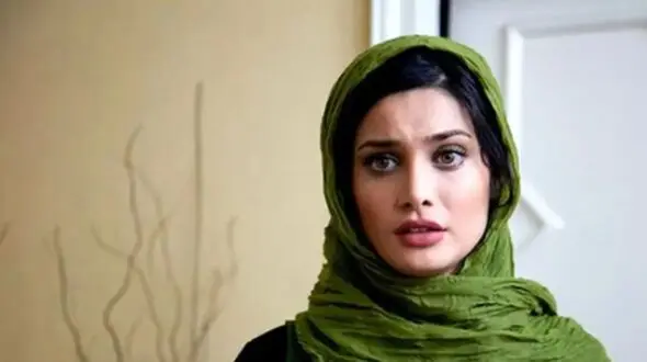 استایل تینا آخوندتبار کنار دریا جلب‌توجه کرد