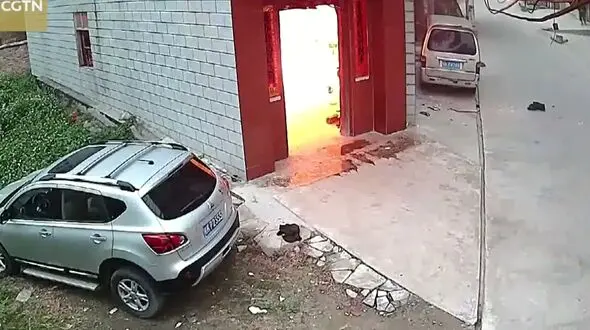 فیلم لحظه انفجار گاز و گرفتار شدن وحشتناک یک مرد در آتش+تصاویر