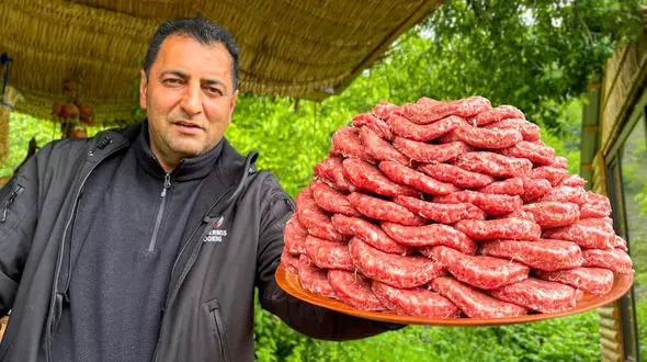 فیلم/  پخت متفاوت و هیجان انگیز کتلت گوشت توسط آشپز مشهور روستایی آذربایجانی