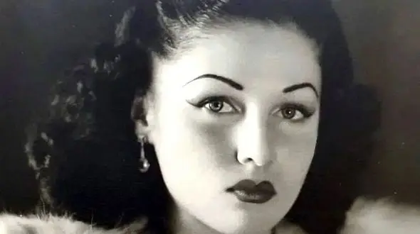 عکس/سفر در زمان؛ «محمدرضا پهلوی» در حال گفتگو با همسر اول و مصری اش در سعدآباد؛ سال 1321