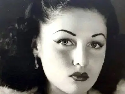 عکس/سفر در زمان؛ «محمدرضا پهلوی» در حال گفتگو با همسر اول و مصری اش در سعدآباد؛ سال 1321