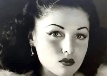 عکس/سفر در زمان؛ «محمدرضا پهلوی» در حال گفتگو با همسر اول و مصری اش در سعدآباد؛ سال 1321