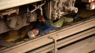 نجات معجزه آسای یک بی خانمان از زیر قطار +عکس
