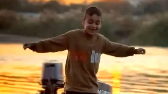 آواز شاد؛ پسرک دوستداشتنی خونگرم جنوبی تو لنج چه رقص بندری میکنه دلت ضعف میره