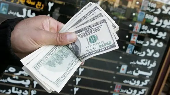  صراف‌ها: جلوی ارزانی دلار را گرفتند 
