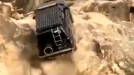 ببینید /حرکت باورنکردنی راننده لندکروز / بالا رفتن از صخره‌های غول‌پیکر + فیلم