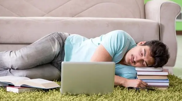 چگونه بعد از ظهرها بهتر بخوابیم؟ / خواب و بیداری تاخیری نداشته باشید