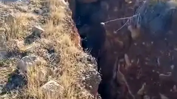 هشدار درباره خطرات مرگبار در منصورآباد شیراز / دکتر بیت‌الهی: تسریع در عملیات پایدارسازی دامنه ضروری است + فیلم