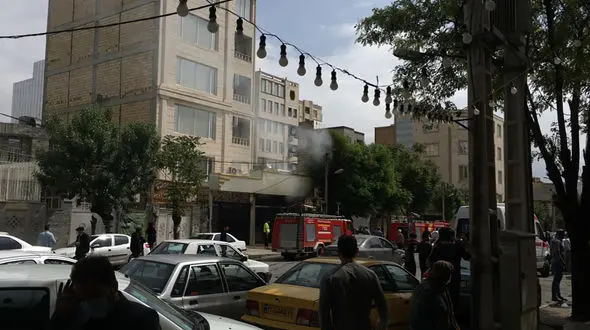 فیلم لحظه خودسوزی و اقدام به قتل مرد کرمانشاهی در بنگاه مسکن + عکس