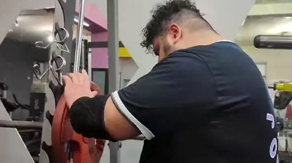 مشت زنی سجاد غریبی به وزنه: تمرینات عجیب هالک ایرانی برای مبارزه با گوریل قزاق + فیلم