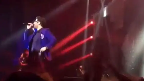 حادثه عجیب برای خواننده معروف ایرانی هنگام اجرا ی برنامه!+فیلم