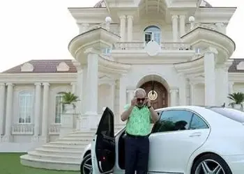 معماری خلاقانه؛ لوکیشن خوش آب و هوا و لاکچری خونه مدیری یه طرفش ویو کوهه و یه طرف شهر