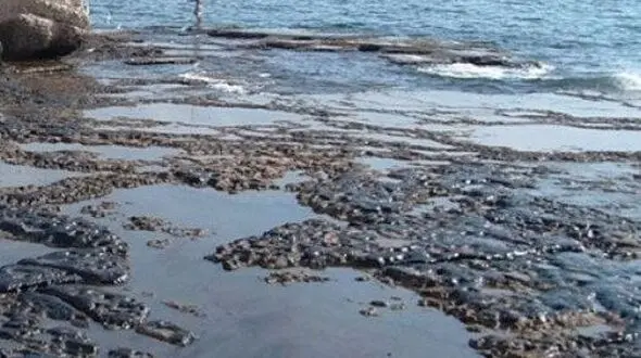پاکسازی آلودگی نفتی سواحل جنوب قشم ادامه دارد؛ ۹۵۰ متر از ساحل سوزا پاکسازی شد