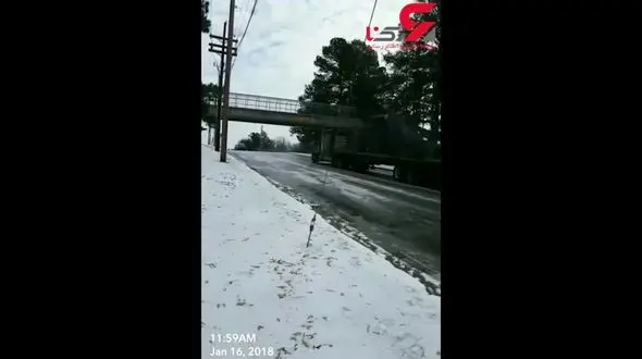 جاده یخ زده علت عجیب برخورد شدید یک تریلی با چراغ راهنمایی + فیلم